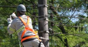 Mãe de autista consegue liminar obrigando Amazonas Energia a religar sua luz