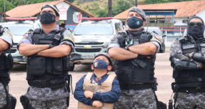 Fã da Rocam de 6 anos cria colete de papelão e ganha surpresa no Viver MelhorUm dia de policial