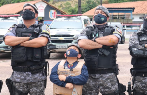 Fã da Rocam de 6 anos cria colete de papelão e ganha surpresa no Viver MelhorUm dia de policial