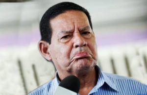 “Pra mim, não existe racismo no Brasil”, dispara general MourãoDeclaração polêmica