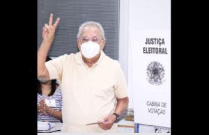 Amazonino vota e diz que estará “tranquilamente” no segundo turno