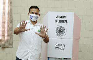 Alberto Neto fala em não desistir de ManausCandidato votou de manhã