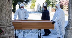 Médicos encontram coronavírus ativo em paciente morto há 27 diasCaso inédito