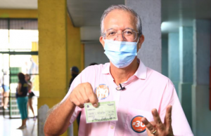 Romero Reis chegou de moto e entrou na fila para votarCandidato do Novo