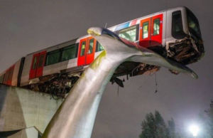 Trem descarrilhado é salvo por obra de arteQue sufoco!!