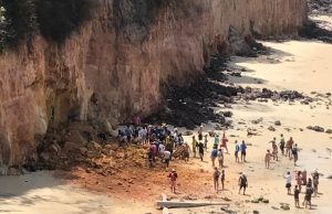 URGENTE: Parte de falésia desaba e mata três pessoas em praia da PipaUm homem, uma mulher e uma criança.