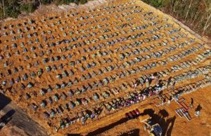 Festas de fim de ano podem agravar pandemia, diz FiocruzComemoração e caixão