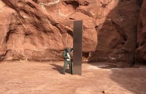 Brincadeira: Artistas assumem autoria de monólitos mistériososA intenção da brincadeira foi justamente fazer as pessoas acharem que estavam sendo visitavam por alienígenas