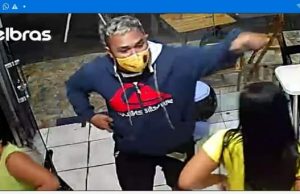 Criminoso é filmado durante ação em lanchonete no AlvoradaAs imagens foram entregues para a Polícia e deve ajudar a prender os assaltantes