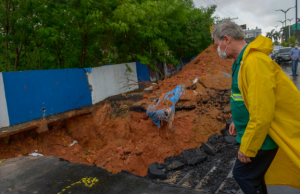Arthur inova e vai inaugurar buraco tapado da Mario YpirangaPolítica