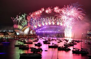 Fogos de artifício e ruas vazias: já é 2021 do outro lado do mundoAdeus, 2020