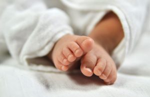 Recém-nascida morre asfixiada após mãe dormir durante amamentação em Coari