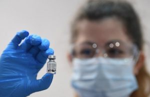 Reino Unido emite alerta após reação alérgica à vacina da PfizerDuas pessoas com histórico de alergia grave tiveram choque anafilático, mas foram medicadas, ao tomarem a vacina no primeiro dia de imunização