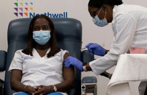 Enfermeira que salvou dezenas de vidas é a primeira a tomar vacina nos EUAEsperança