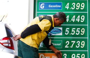 Petrobras reajusta preço da gasolina mais uma vezSacanagem