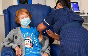 Idosa de 90 anos é a primeira a receber a vacina da Covid no Reino UnidoImagem do dia