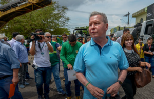 Arthur afirma que vai deixar ruas de Manaus lisinhas para David AlmeidaQue buraco?