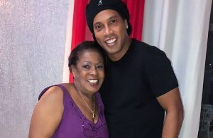 Mãe de Ronaldinho é internada na UTI com Covid e ele pede oraçõesVai na fé
