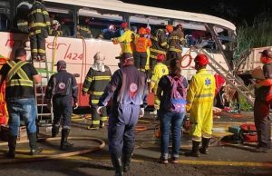 Batida entre caminhão e ônibus mata 7 e deixa 14 em estado graveCenas de horror