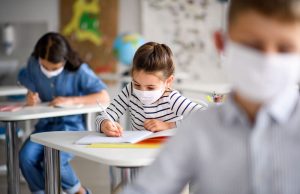 Cientistas afirmam que nova mutação do coronavírus parece contaminar mais as crianças