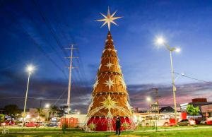 Árvore de Natal gigante é erguida na Zona Leste de ManausEsperança