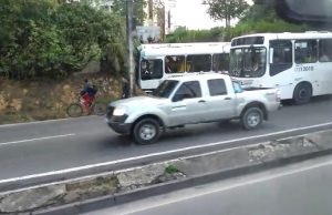 Ônibus perde controle e bate em barranco na Torquato TapajósPassageiros ficaram feridos