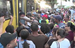 Pelo novo decreto, empresa deve transportar seus funcionários para evitar lotação nos ônibusFlexibilização