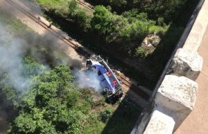 Ônibus cai de viaduto; segundo bombeiros, há 14 mortosCerca de 20 pessoas tiveram que ser socorridas. Bombeiros dizem que veículo caiu de altura de 15 metros. Acidente aconteceu na altura do Km 350