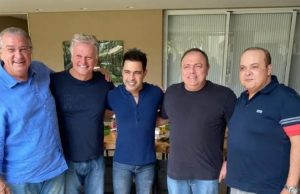 Sem máscara, ministro da Saúde e Zezé Di Camargo dão mau exemploSem noção do perigo