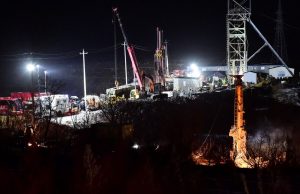 China confirma dez mortos, um desaparecido e outros resgatados em minaUma explosão, em 10 de janeiro, deixou 22 trabalhadores retidos