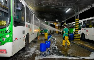 Prefeitura fiscaliza garagens de ônibus para verificar sanitização dos veículos