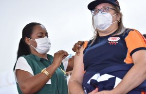 Manaus aguarda definição de grupos prioritários para retomar vacinaçãoAplicação das doses foi suspensa a pedido de órgãos de controle locais