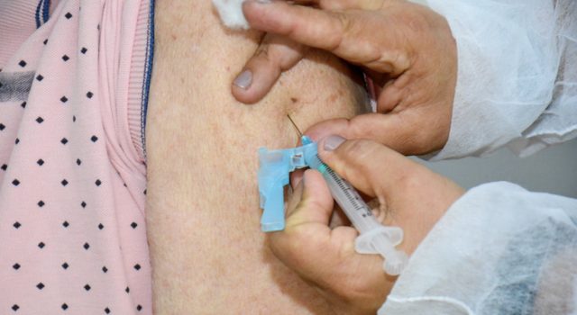 David Almeida determina antecipação da vacinação dos idosos de 75 a 79 anos