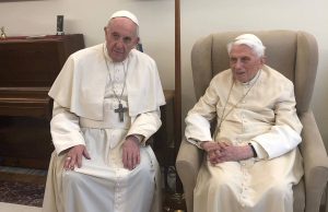 Papas Francisco e Bento XVI já estão vacinados: “Não é opção, é ação ética”