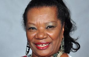 Atriz Neusa Borges vende brechó e ganha cestas básicas dos amigos na pandemiaVida sem glamour