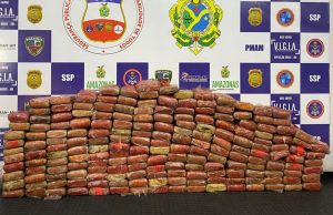 Trio é flagrado por policiais da Base Arpão com 200kg de entorpecentesEles foram abordados ao passar em uma lancha de alumínio