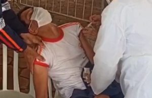 Vídeo: Socorrista do SAMU desmaia de medo da agulha, mas se vacina contra CovidPouco antes de ser vacinado, Rodrigo começa a tremer e na 'Hora H' desmaia