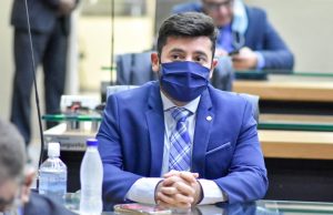 Contra fura-filas do interior, deputado Carlinhos Bessa pede lista de vacinados a prefeitos