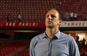 Torcida do Flamengo “homenageia” Rogério Ceni: “Tá sabotando o time, está claro”