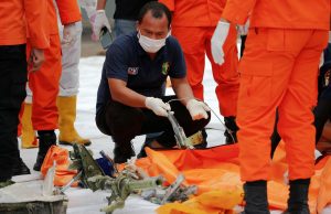 Encontrados pedaços de corpos dos passageiros do 737 que caiu na IndonésiaTragédia nos ares