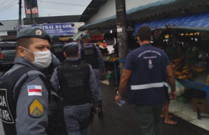 Mesmo sob protestos de feirantes, polícia fecha Feira do Produtor por peitar o decreto