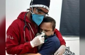 Paciente com Down fotografado abraçado a enfermeiro morre de Covid em Manacapuru