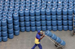 Petrobras empurra no brasileiro 6% de aumento no gás de cozinhaVai vendo