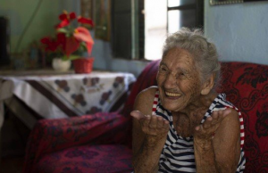 Idosa de 108 anos abre mão da sua vacina para os que “ainda podem viver mais”