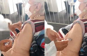 Vídeo: servidora revolta famílias ao fingir que aplica vacina em idosa de 97 anos