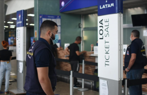 Procon autua Latam por aglomeração no aeroporto Eduardo GomesAtendimento reduzido