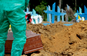 Mais de 160 pessoas foram sepultadas em Manaus neste domingo de pandemiaLuto