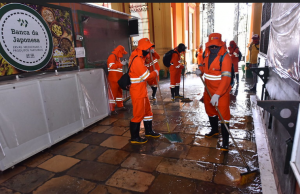 Tropa da limpeza “lava e varre a Covid” da Manaus Moderna e do Adolpho Lisboa