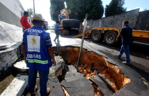 Um ano após afundar por causa das chuvas, rua do Parque Dez recebe nova tubulaçãoDemorou, mas chegou