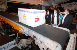 132,5 mil vacinas chegam a Manaus para vacinar todos os idosos com mais de 60 anos